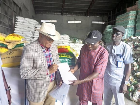 Julius Berger Commiserates and rallies to the aid of flood victims across its operational areas….as Company  Donates Food to Flood Victims